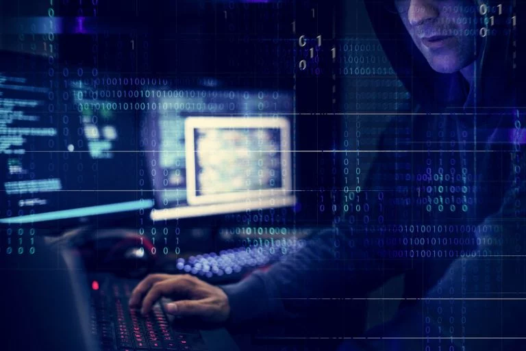 BSI warnt vor neuer Welle an Cyberangriffen 2 Hacker working using computer with codes