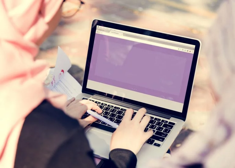 Du hast das Recht vergesen zu werden - aber nur in der EU 3 Islamic women searching on laptop