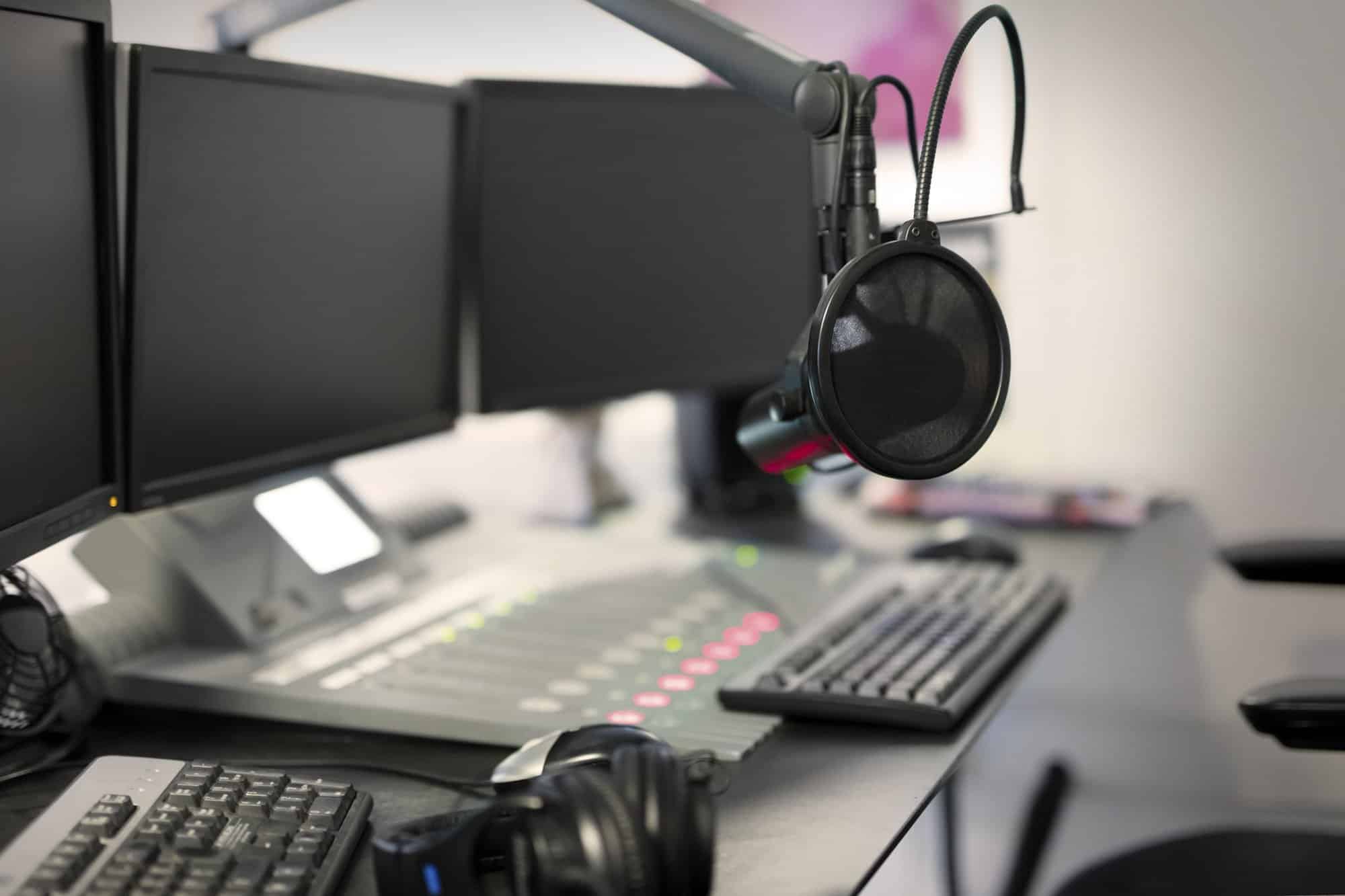 Ein niedergeschlagener und schmutziger Leitfaden zum Podcasting microphone modern radio station broadcasting studio